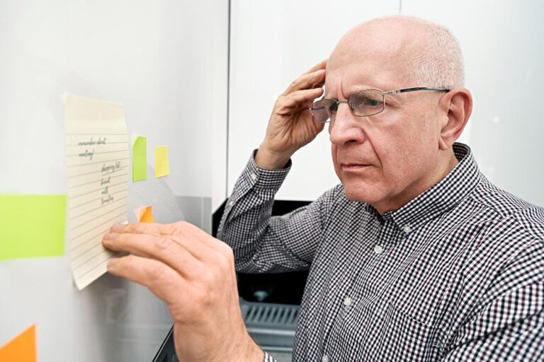 What Is the Difference Between Dementia and Forgetfulness Due to Aging?